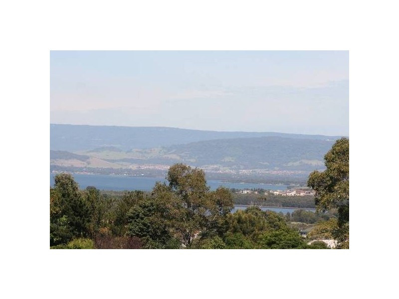 4 Grandview Parade, Lake Heights NSW 2502
