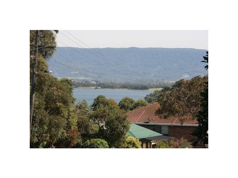 4 Grandview Parade, Lake Heights NSW 2502