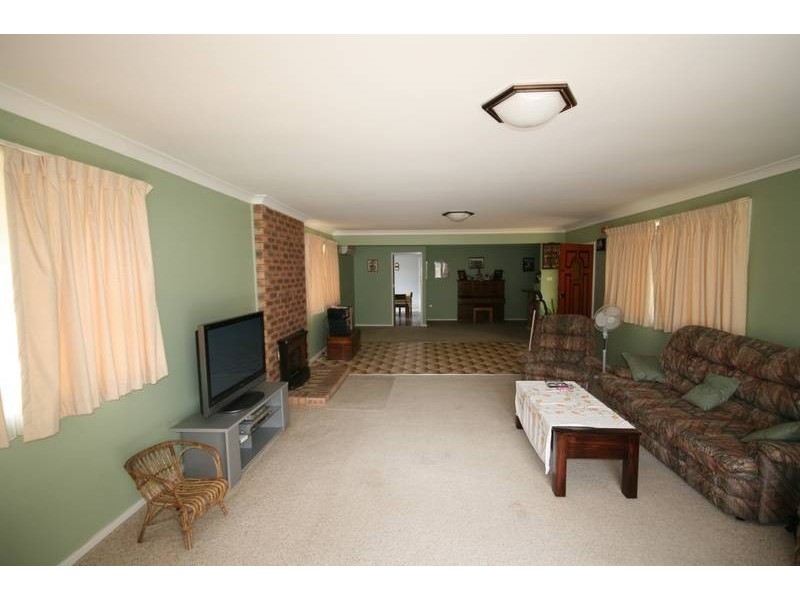 4 Araluen Ave, Mount Kembla NSW 2526