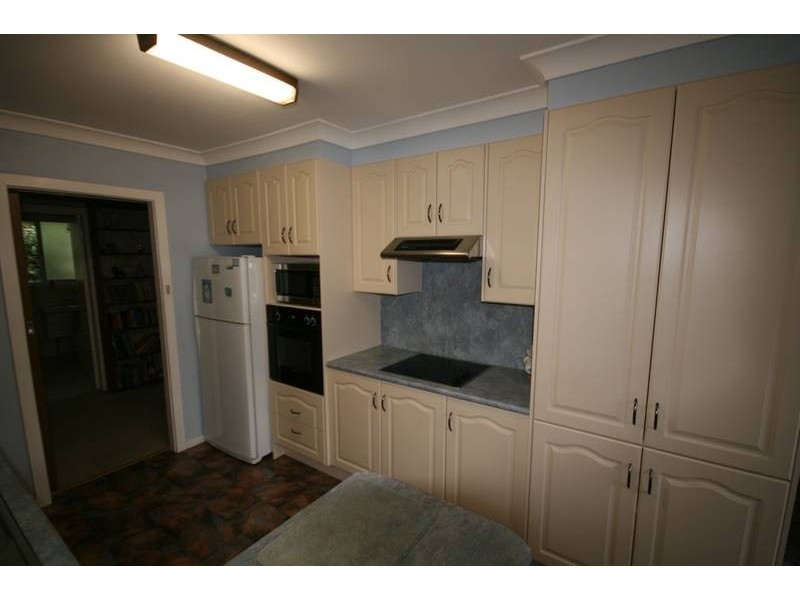 4 Araluen Ave, Mount Kembla NSW 2526