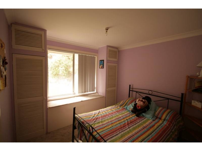 4 Araluen Ave, Mount Kembla NSW 2526