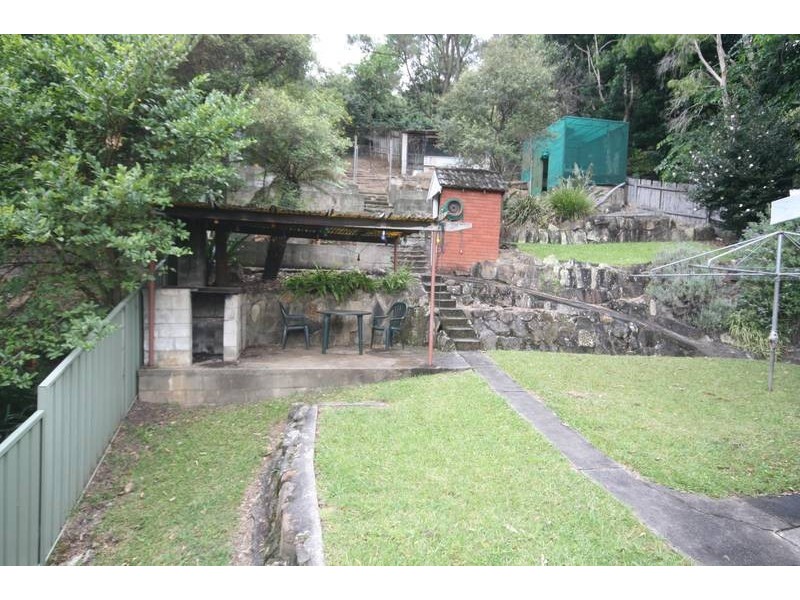 4 Araluen Ave, Mount Kembla NSW 2526