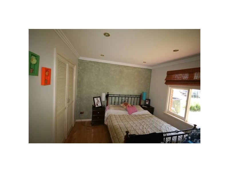 133 Northcliffe Drive, Lake Heights NSW 2502