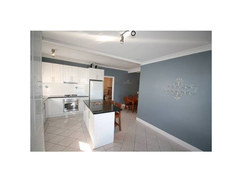 37 Lindsay St, Unanderra NSW 2526