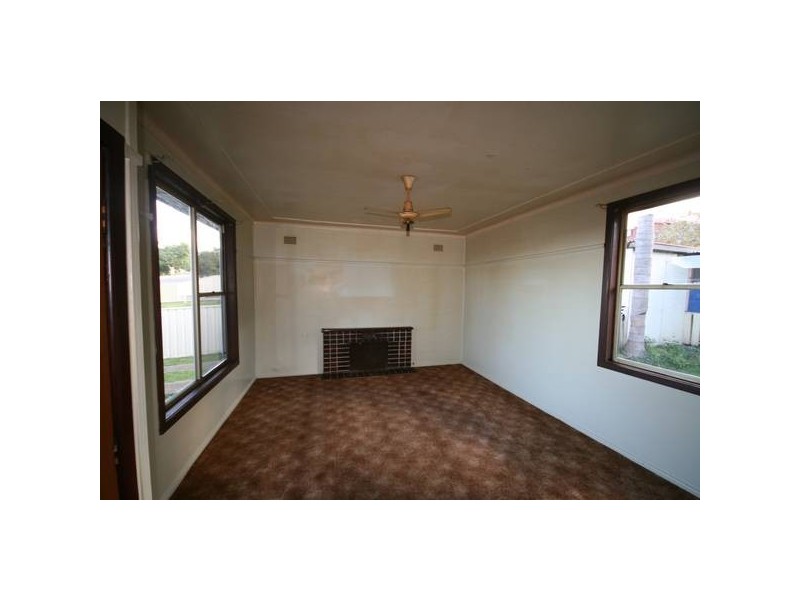 2 Dean St, Warrawong NSW 2502