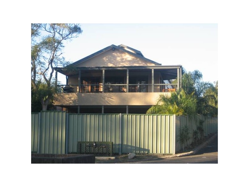 1 Park Cres, Oak Flats NSW 2529