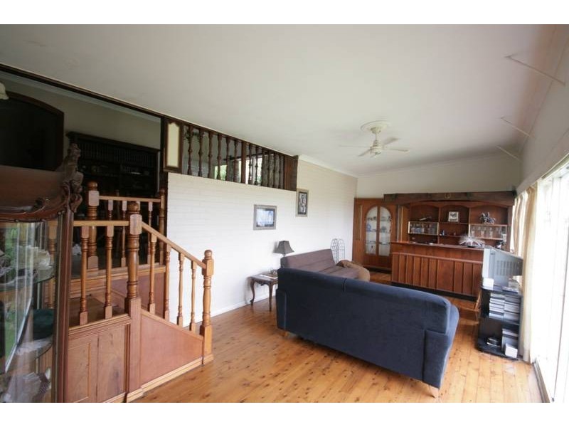 137 Northcliffe Dr, Lake Heights NSW 2502
