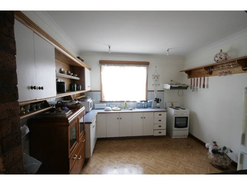 137 Northcliffe Dr, Lake Heights NSW 2502