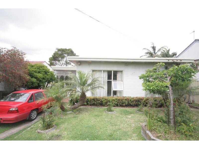 137 Northcliffe Dr, Lake Heights NSW 2502