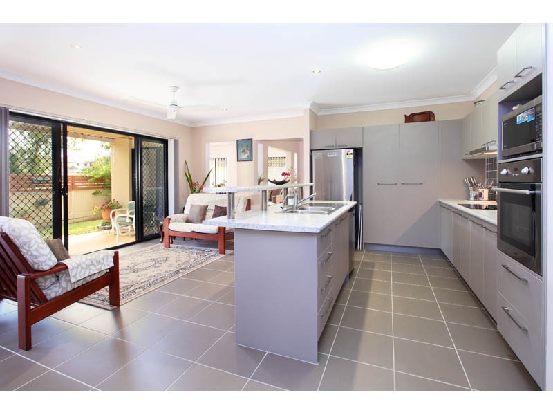 18 Reynolds Street, Carindale QLD 4152