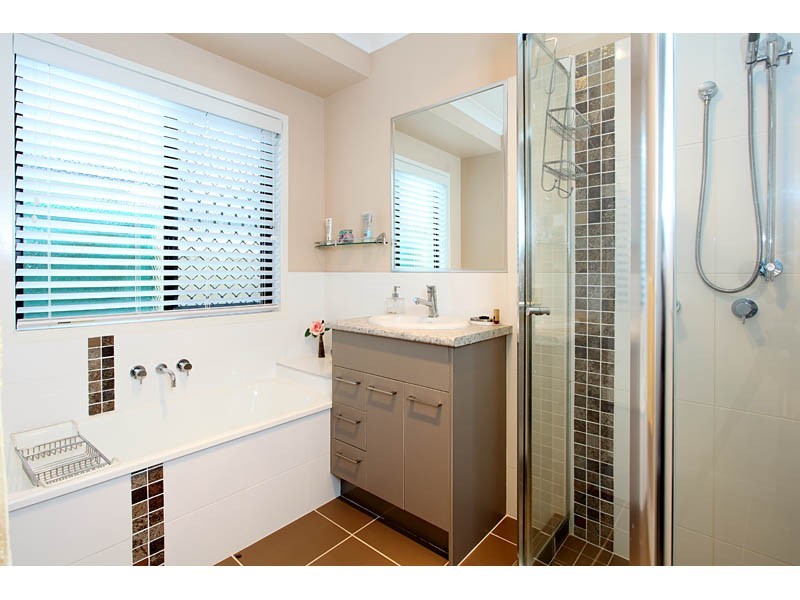 18 Reynolds Street, Carindale QLD 4152