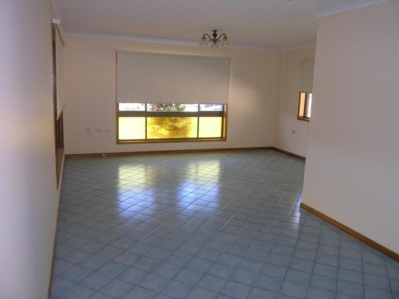 24 Rossmoya Street, Carindale QLD 4152