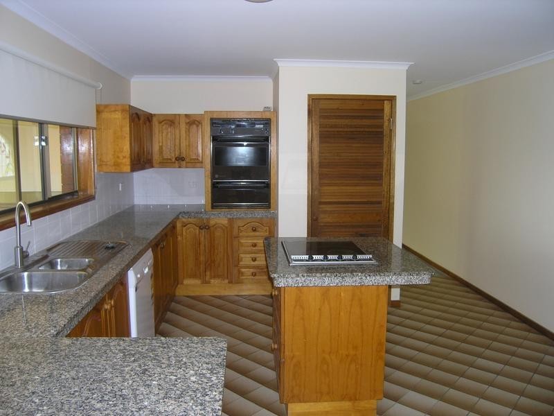 24 Rossmoya Street, Carindale QLD 4152