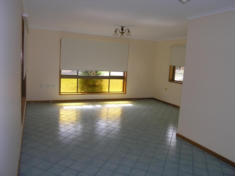 24 Rossmoya Street, Carindale QLD 4152