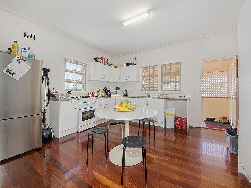 5 Russell Avenue, Norman Park QLD 4170