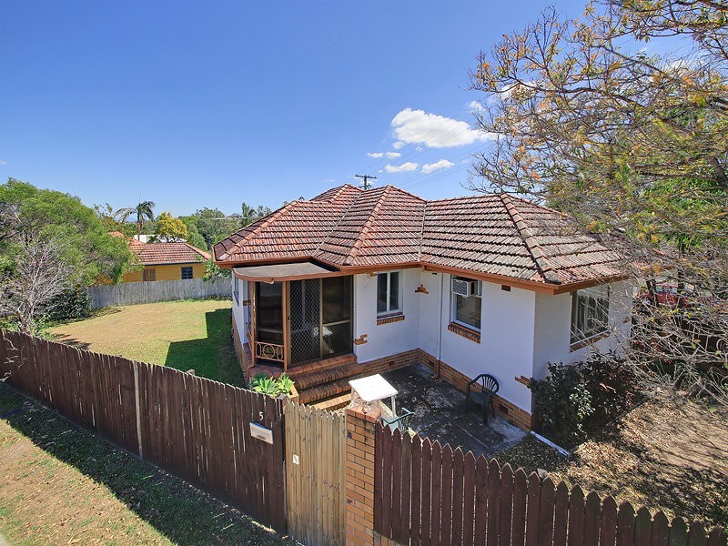 5 Russell Avenue, Norman Park QLD 4170