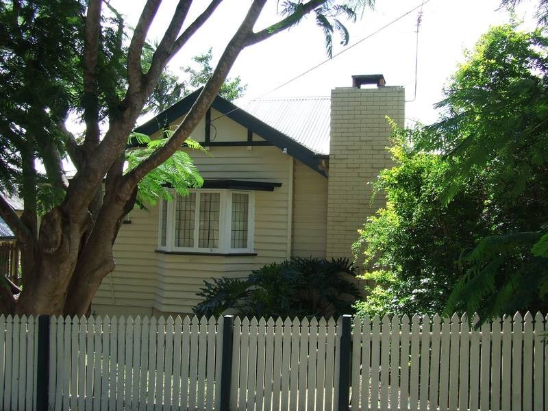 17 Dover Street, Hawthorne QLD 4171