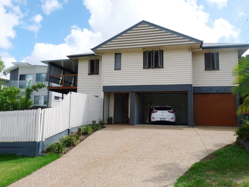 8 Walker Av, Morningside QLD 4170