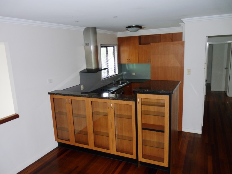 8 Walker Av, Morningside QLD 4170