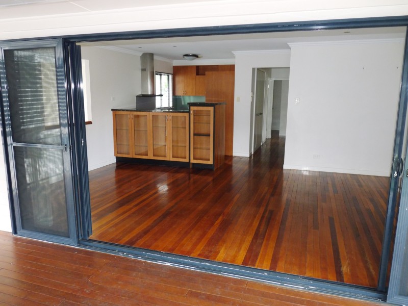 8 Walker Av, Morningside QLD 4170