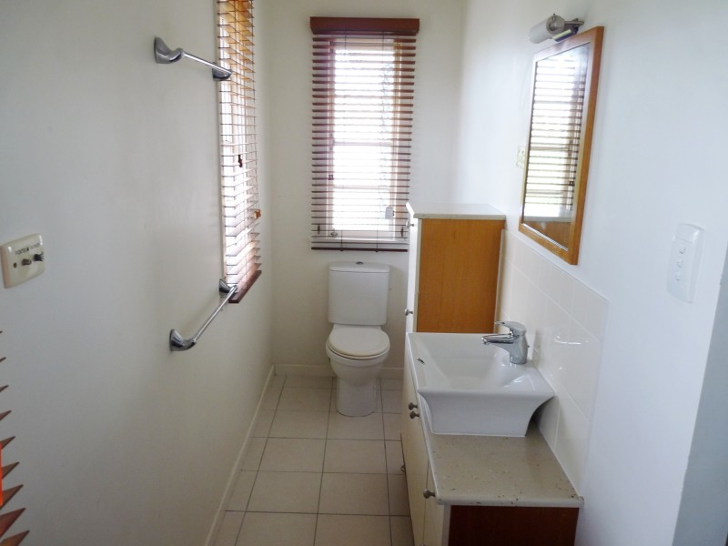 8 Walker Av, Morningside QLD 4170