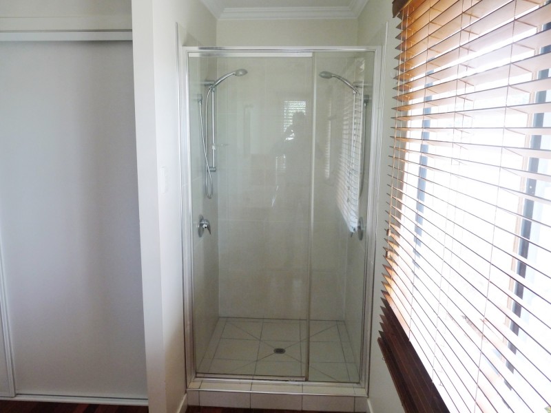 8 Walker Av, Morningside QLD 4170