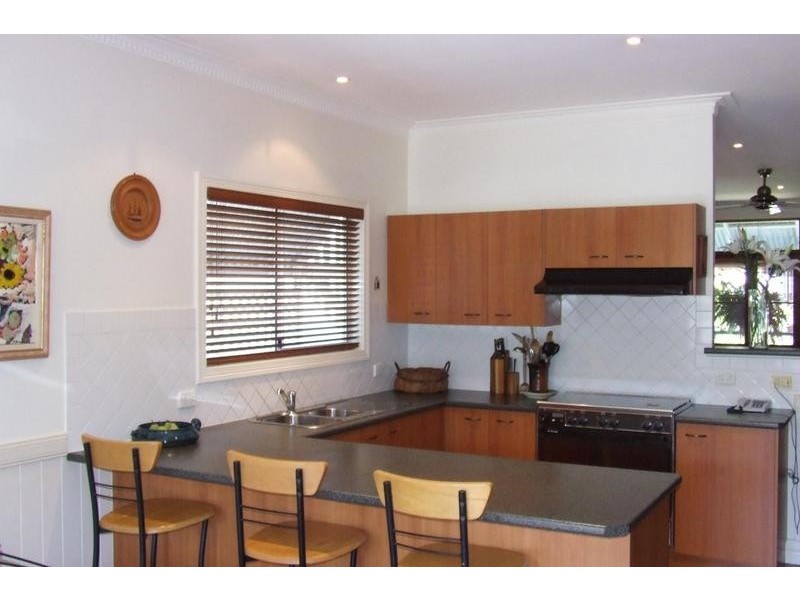 10 Thynne Avenue, Norman Park QLD 4170