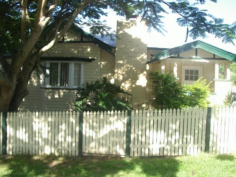 17 Dover Street, Hawthorne QLD 4171