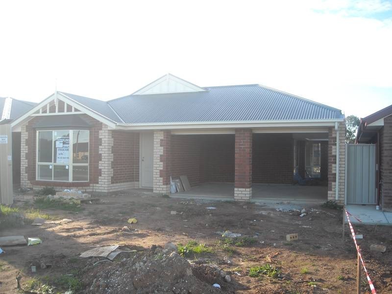 8 Burwood Rd, Munno Para West SA 5115