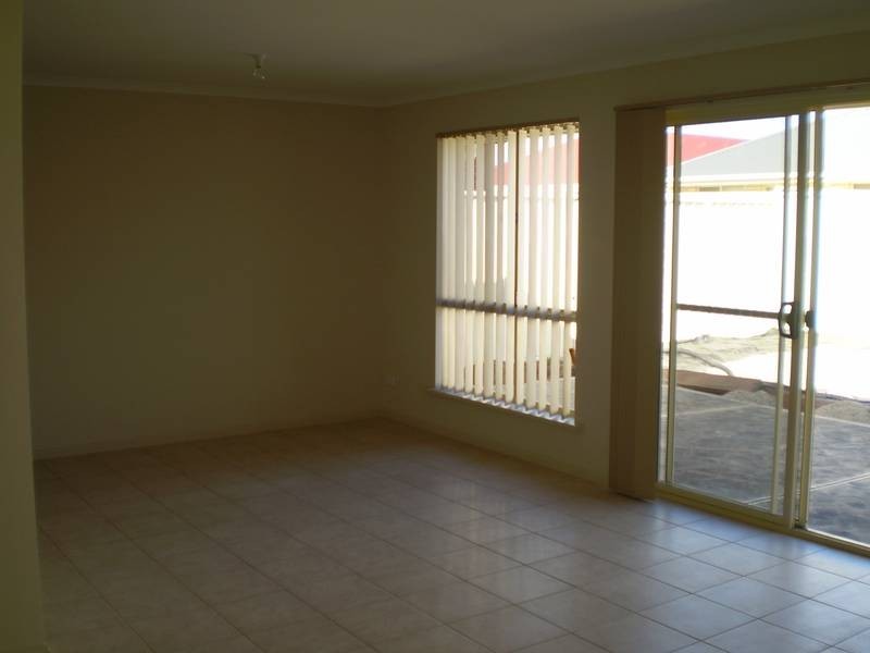 33 Strathaird Blvd, Smithfield SA 5114