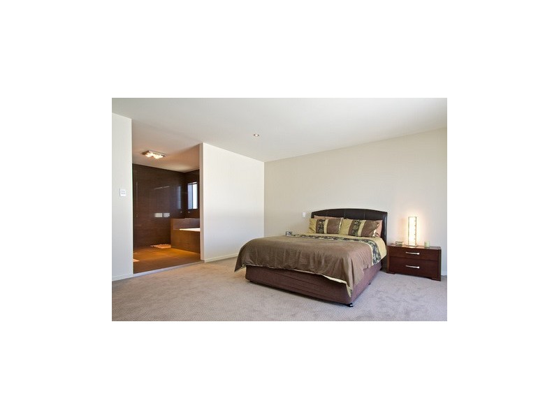 11 Yacht Street, Southport QLD 4215