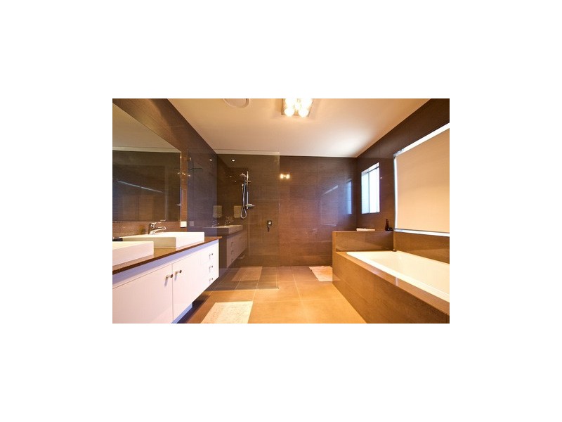 11 Yacht Street, Southport QLD 4215