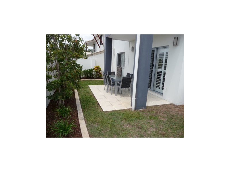 2/2 The Glen, Southport QLD 4215