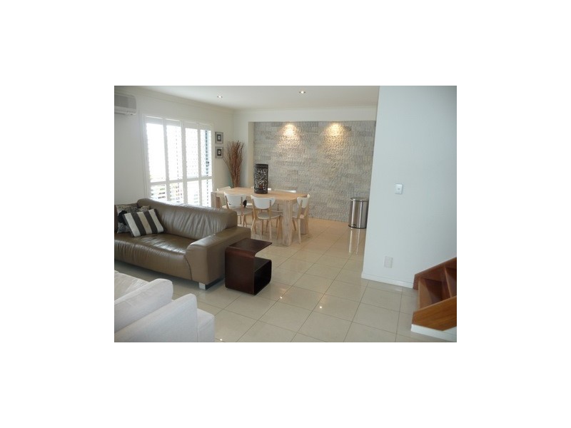 2/2 The Glen, Southport QLD 4215