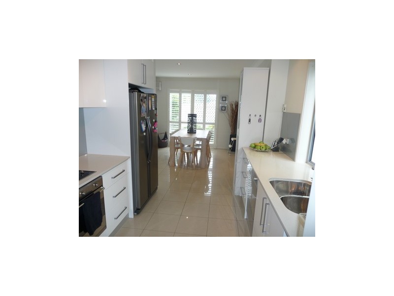 2/2 The Glen, Southport QLD 4215
