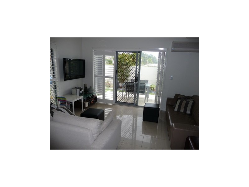 2/2 The Glen, Southport QLD 4215