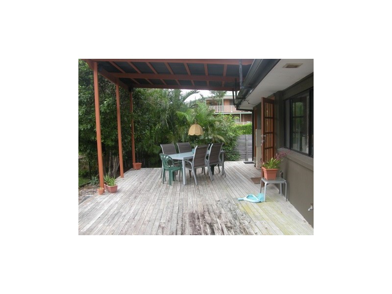 18 Wistaria Avenue, Southport QLD 4215
