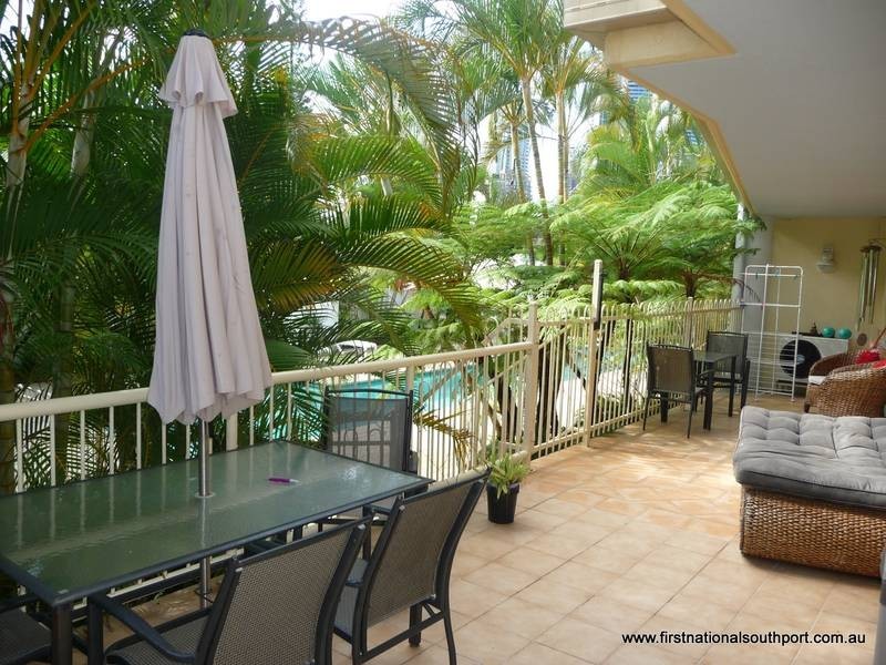 4/2 Adori Street, Chevron Island QLD 4217