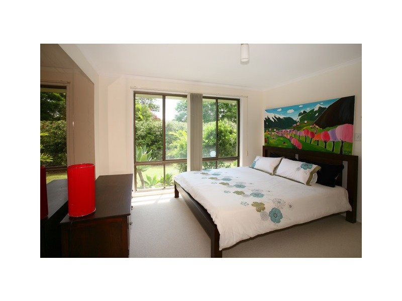 6 Wanderer Avenue, Mermaid Waters QLD 4218