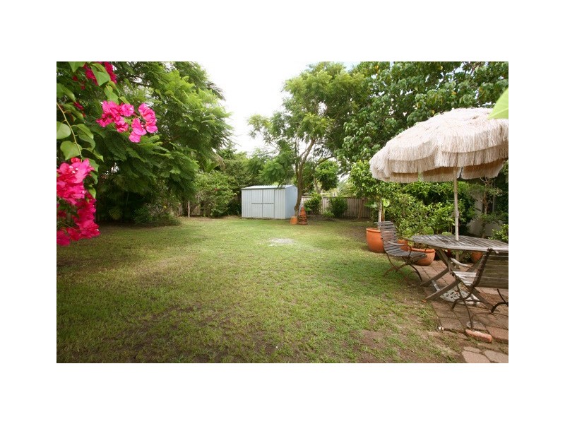 6 Wanderer Avenue, Mermaid Waters QLD 4218