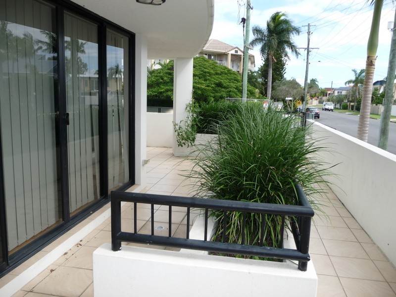 2/134 Stanhill Drive, Chevron Island QLD 4217