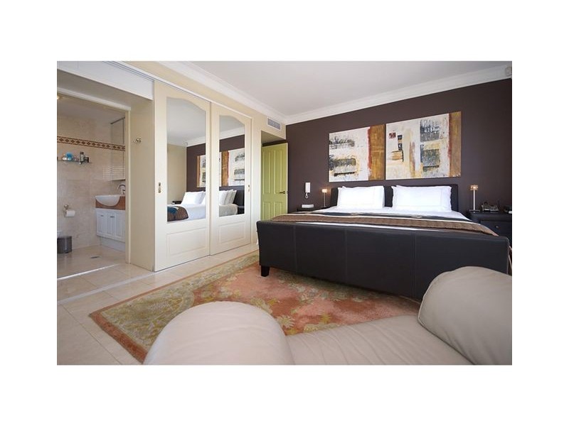 23/12 Paradise Island, Surfers Paradise QLD 4217