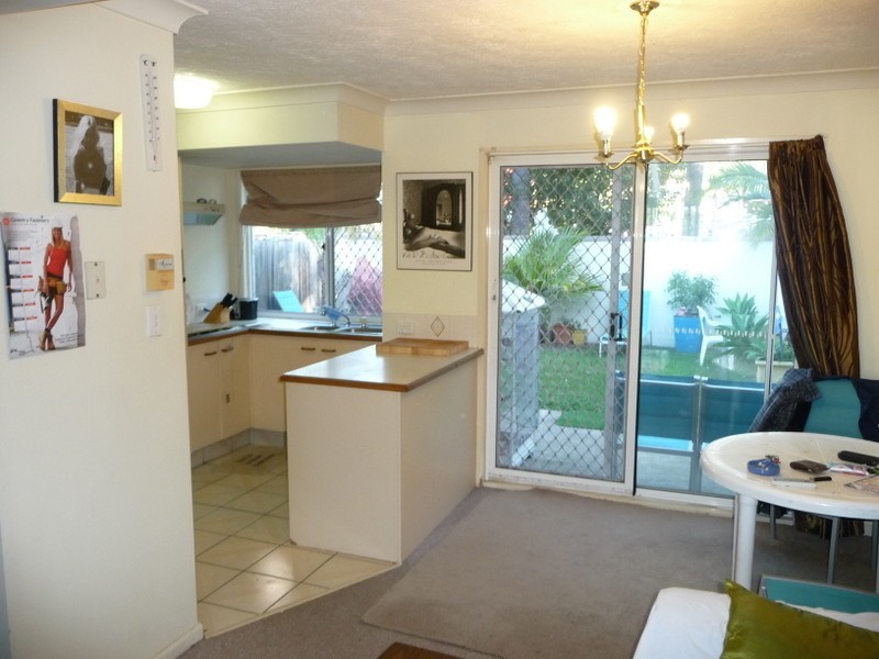 3/2 St Kevins Avenue, Benowa QLD 4217