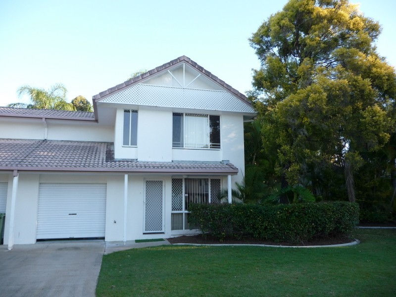 3/2 St Kevins Avenue, Benowa QLD 4217