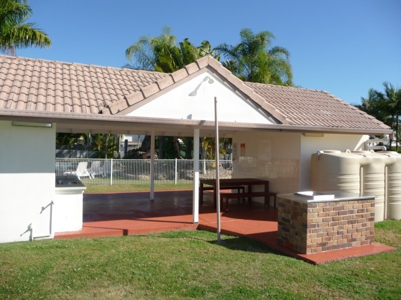 3/2 St Kevins Avenue, Benowa QLD 4217