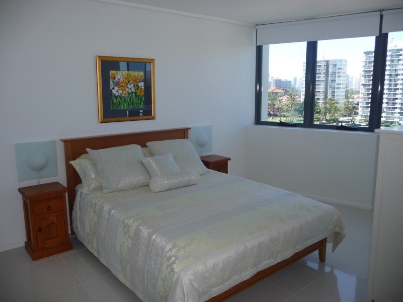 702/1 Stanhill, Chevron Island QLD 4217