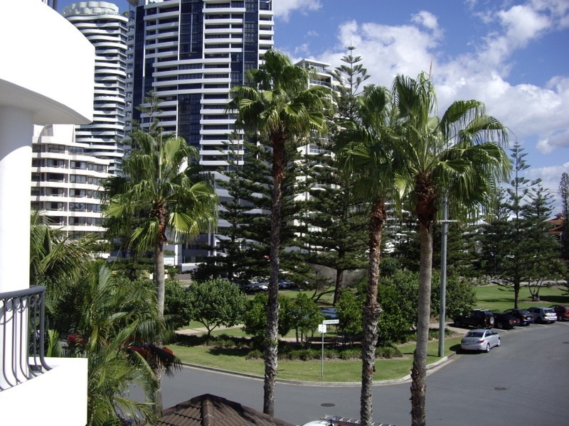 3 Federation Avenue, Broadbeach QLD 4218