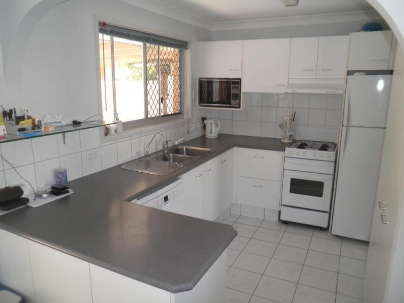 39 VICTOR AVENUE, Paradise Point QLD 4216