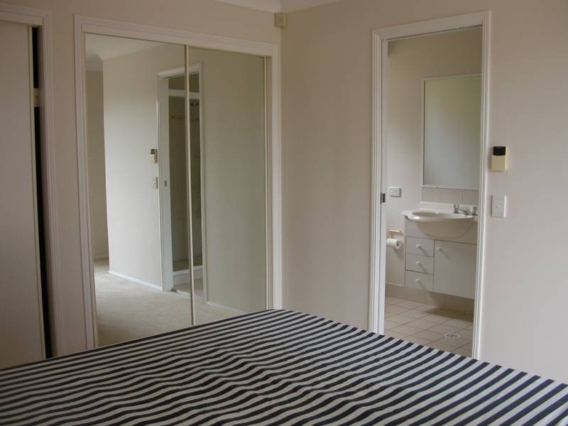 8 Crestridge Crescent, Oxenford QLD 4210