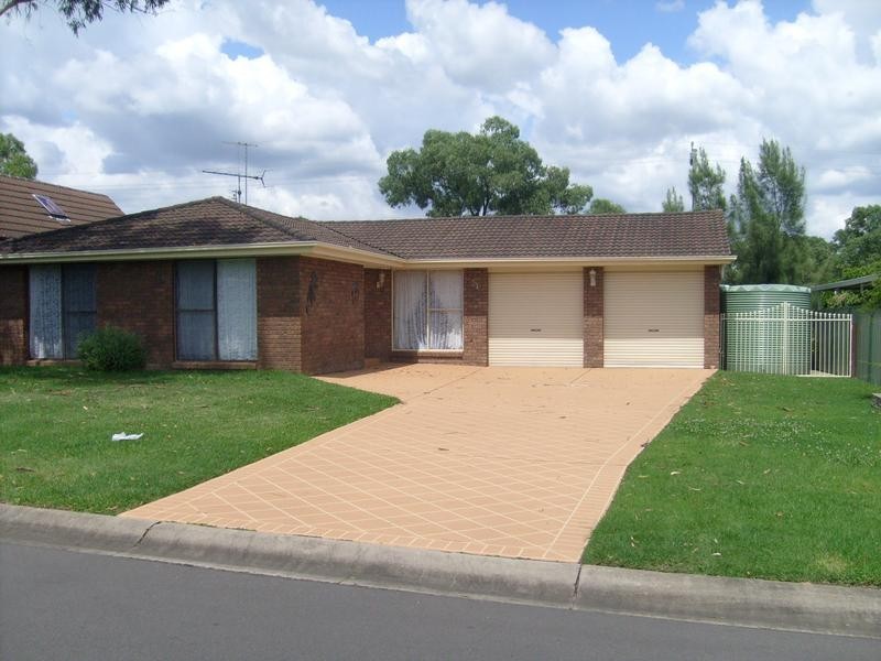 31 Horseshoe Cct, St Clair NSW 2759